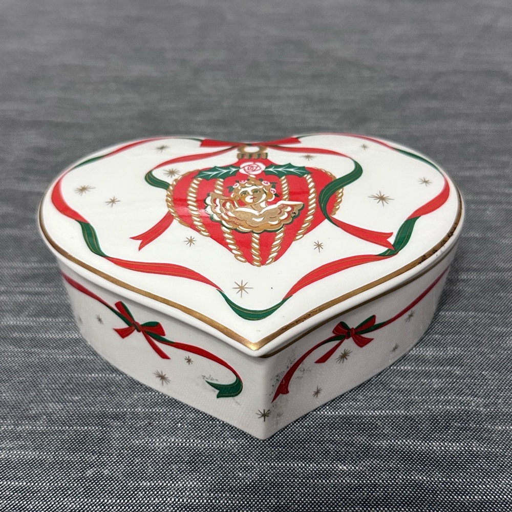 Christopher Stuart Holiday Heart Bone China Trinket Box  with Lid